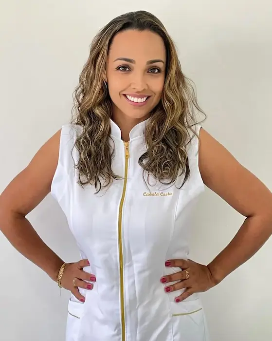 Foto da Terapeuta Camila Costa sorrindo